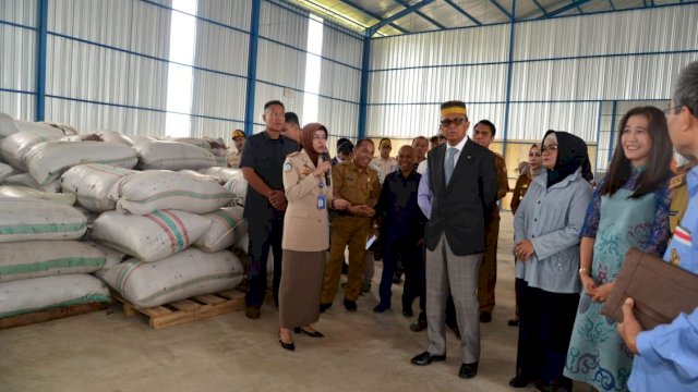 Gubernur Sulsel, Prof. Nurdin Abdullah meninjau Gudang Rumput Laut di Pelabuhan Perikanan Untia Makassar, Senin (15/07/2019).