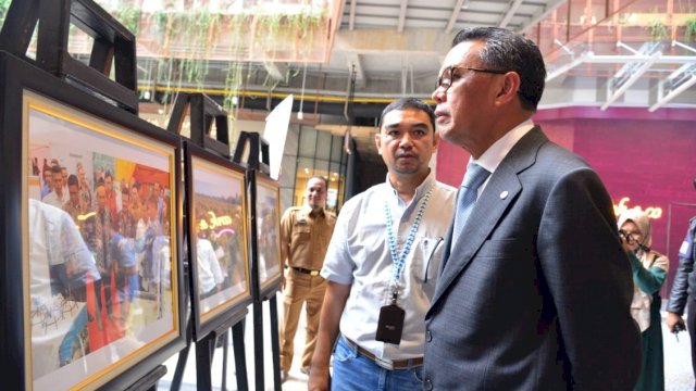 Gubernur Sulsel Prof. Nurdin Abdullah menikmati foto-foto wakil presiden RI Jusuf Kalla yang dipamerkan PFI Makassar.