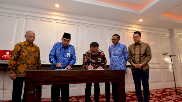 Penandatanganan penyerahan lahan Stadion Barombong dan Jalan Metrto Tanjung Bunga dari PT. GMTD ke Pemprov Sulsel.