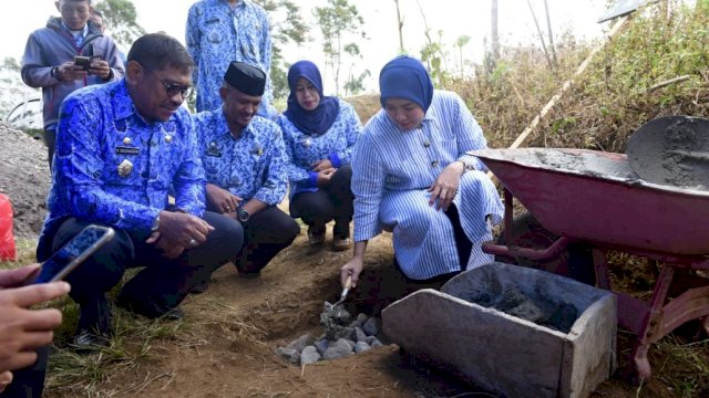 Anggota Komisi IX DPR RI Aliyah Mustika Ilham, melakukan peletakan batu pertama pembangunan jalan tani di Kelurahan Pattapang, Kecamatan Tinggimoncong, Gowa, Rabu (17/07/2019).