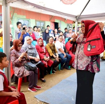 Liestiaty Beri Bantuan Perlengkapan Sekolah untuk Anak Kurang Mampu