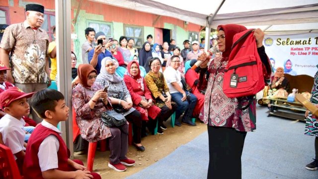 Ketua PKK Sulsel Liestiaty F Nurdin, memberikan bantuan perlengkapan sekolah untuk anak kurang mampu di Tamalanrea, Rabu (17/07/2019).