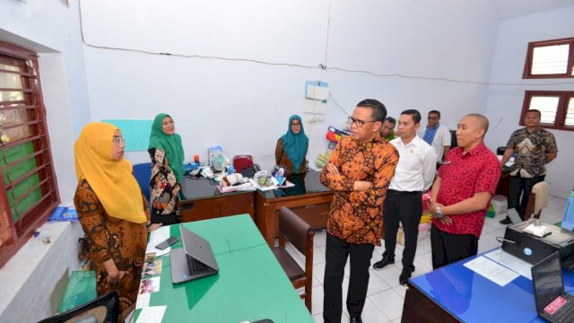 Gubernur Sulsel Prof. Nurdin Abdullah melakukan sidak di Kantor Dinas Kehuatan Provinsi Sulawesi Selatan, Kamis (18/07/2019).