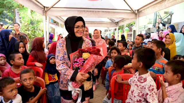 Ketua PKK Sulsel Liestiaty F Nurdin mengunjungi warga Kelurahan Kassi-kassi, Kota Makassar, Kamis (18/07/2019).