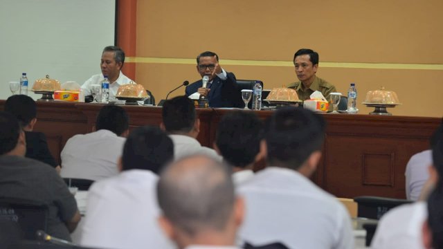 Silaturahim Gubernur Sulsel Prof. Nurdin Abdullah dengan pengurus dan anggota Jasa Konsultansi, di Aula Kantor Dinas PUPR Sulsel, Senin (22/07/2019).