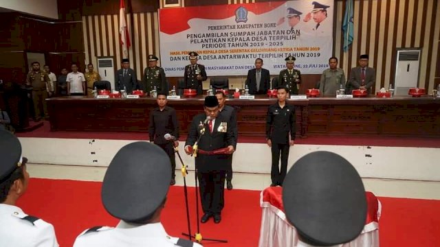 Pelantikan 14 Kepala Desa di Jalan Andi Mappanyukki, Kecamatan Tanete Riattang Barat, Kabupaten Bone, Senin (22/07/2019).