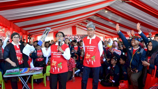 Gubernur Sulsel Prof. Nurdin Abdullah, bersama Menteri Pemberdayaan Perempuan dan Perlindungan Anak Yohana Susana Yembise, di acara puncak Hari Anak Nasional, di Lapangan Karebosi Makassar, Selasa (23/07/2019).