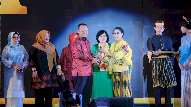 Wakil Gubernur Sulsel Andi Sudirman Sulaiman, menerima penghargaan Provinsi Penggerak Layak Anak, Selasa (23/07/2019).
