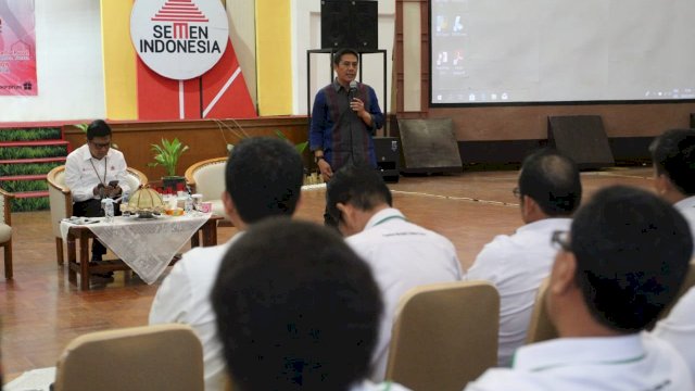 Ketua PMI Kota Makassar, Syamsu Rizal (Deng Ical) membawakan materi saat Donor Darah bulanan PT Semen Tonasa, di Pangkep, Senin (29/07/2019).