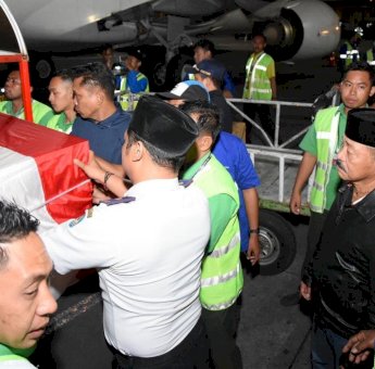 Ratusan Kerabat Sambut Jenazah Ichsan YL di Bandara Sultan Hasanuddin
