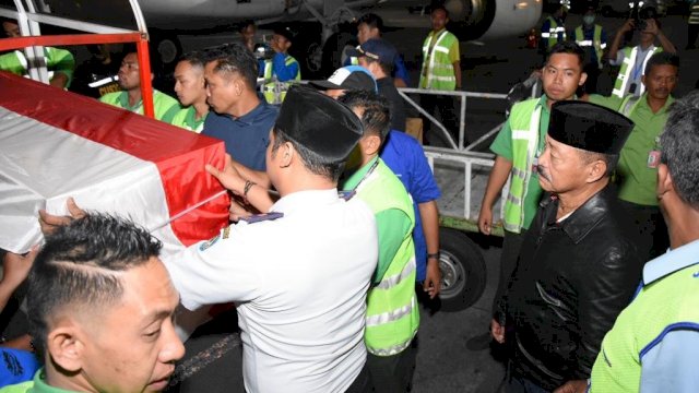 Jenazah Ichsan Yasin Limpo tiba di Bandara Sultan Hasanuddin Makassar, di Maros, Rabu (31/07/2019) sekitar pukul 22.10 WITA.