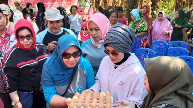 Ketua PKK Sulsel Liestiaty F Nurdin memegang rak telur saat menghadiri bazar murah bersamaDinas Ketahanan Pangan, Jalan Majene Perumnas Sudiang, Kecamatan Biringkanaya, Minggu (04/08/2019).