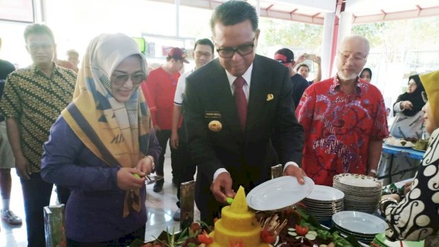 Gubernur Sulsel Prof. Nurdin Abdullah, memotong tumpeng peresmian Kantin Paguyuban Tionghoa, di Unhas, Jumat (16/08/2019).