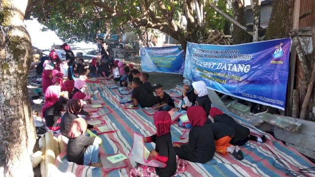 Anak-anak di Desa Papo, Kecamatan Galesong Selatan, Kabupaten Takalar mendapatkan Pendidikan Literasi dari Balai Bahasa Propinsi Sulawesi Selatan, Kamis (15/08/2019).