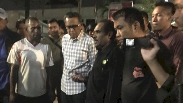 Gubernur Sulsel Prof. Nurdin Abdullah menemui masyarakat dan mahasiswa Papua, di Asrama Papua, Jalan Lanto Dg Pasewang, Kota Makassar, Senin (19/08/2019).