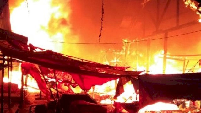 Pasar tradisional Kecamatan Tempe, Kabupaten Wajo, ludes terbakar, Sabtu (24/08/2019) dini hari.
