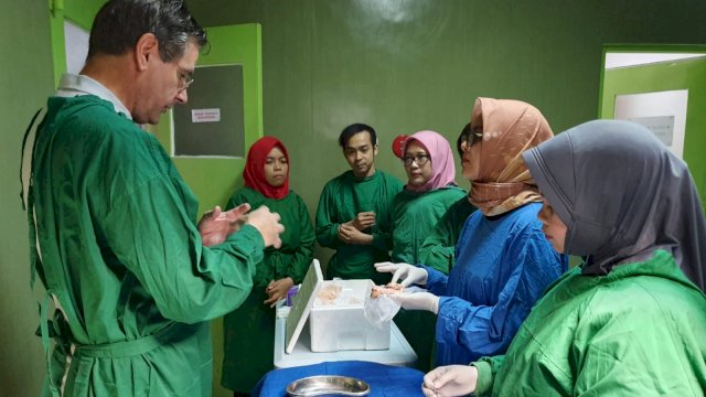 Professor Marco N. Helder, melakukan bimbingan kepada Mahasiswa program dokter gigi spesialis FKG Unhas, Jumat (23/08/2019).