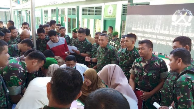 Ratusan Anggota TNI melakukan tes Narkoba di Aula Kodim 1423 Soppeng, Senin (26/08/2019).