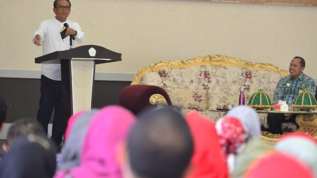 Gubernur Sulsel Prof. Nurdin Abdullah, memberikan arahan kepala Pegawai Dinas Pendidikan Sulsel, Jumat (30/08/2019).
