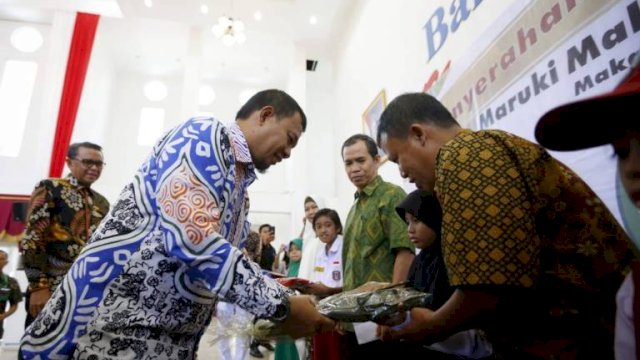 Penjabat Wali Kota Makassar, Iqbal Suhaeb, menyerahkan beasiswa kepada siswa SD, di Baruga Karaeng Pattingalloang, Rumah Jabatan Gubernur Sulsel, Kamis (11/07/2019).