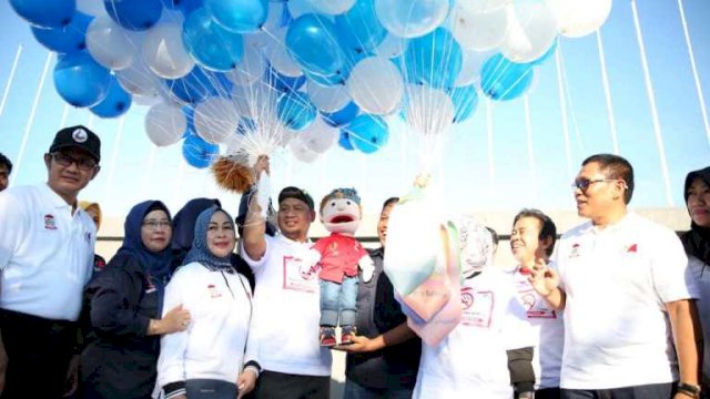 Penjabat Wali Kota Makassar, Iqbal Suhaeb, melepas balon tanda Launchingnya Program Kusuka milik Dinas Perpustakaan Kota Makassar, Minggu (14/07/2019).