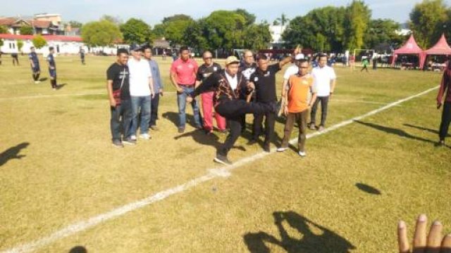 Penjabat Wali Kota Makassar, Iqbal Suhaeb, menendang bola saat membuka Liga Sepak Bola Karyawan Zona Sulsel 2019, di Lapangan Telkom Makassar, Minggu (14/07/2019).