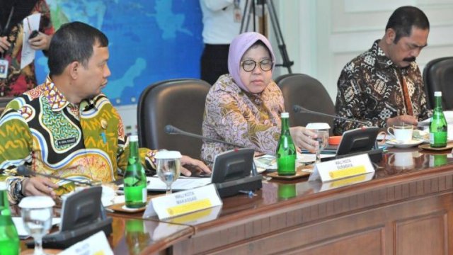 Penjabat Wali Kota Makassar Iqbal Suhaeb, berbincang dengan Wali Kota Surabaya Tri Rismaharini, saat menghadiri rapat terbatas dengan Presiden RI Joko Widodo membahas perkembangan pembangunan Pembangkit Listrik Tenaga Sampah, di Istana Negara, Jakarta Pusat, Selasa (16/07/2019).