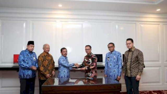 Penyerahan Lahan Lahan Stadion Barombong dan Jalan Metro Tanjung Bunga, di kantor Gubernur Sulsel, Rabu (17/07/2019).