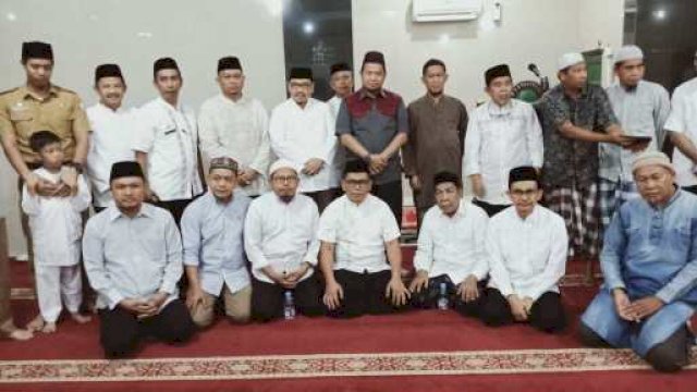 Pj Wali Kota Makassar Iqbal Suhaeb, foto bersama warga usai salat subuh berjamaah di Masjid Nurul Fatwa, Kelurahan Mangasa, Kecamatan Tamalate, Jum&rsquo;at (26/07/2019).