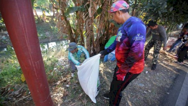 Penjabat Wali Kota Makassar, Iqbal Suhaeb, bersama PPM membersihkan lingkungan warga di Jalan Dg Hayyo, Pattunuang, Kelurahan Bittoa, Kecamatan Manggala, Minggu (28/07/2019).