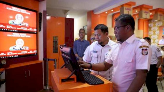 Penjabat Wali Kota Makassar Iqbal Suhaeb, didampingi Camat Rappocini Hamri Hayya, saat meninjau pelayanan Kependudukan dan Pencatatan Sipil, Rabu (28/08/2019).