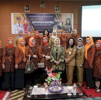 Disdag Makassar dan Dekranasda Gelar Pelatihan Anyaman Bambu