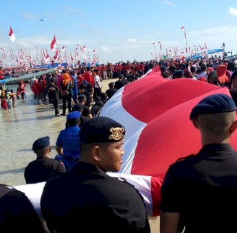 Dinas Pariwisata Bone Sukses Bentangkan Bendera Merah Putih di Pulau Tangkulara