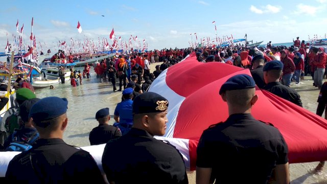 Pembentangan Bendera Merah Putih sepanjang 74 meter di Pulau Tangkulara, Kabupaten Bone, Minggu (18/08/2019).