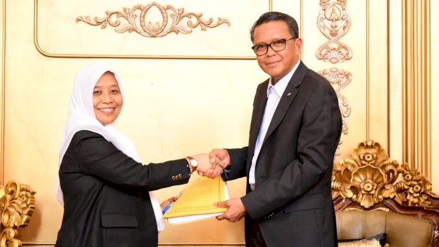 Gubernur Sulsel Prof. Nurdin Abdullah menerima Dokumen Caleg DPRD Sulsel terpilih Periode 2019-2024, di Gubernuran, Jalan Jendral Sudirman Makassar, Selasa (20/08/2019).