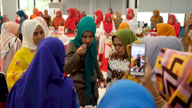 Ketua TP PKK Kabupaten Gowa Priska Paramita Adnan, mencici salah satu masakan khas daerah saat Festival Pangan Lokal B2SA (Beragam, Bergizi, Seimbang dan Aman), di Baruga Tinggimae Rumah Jabatan Bupati Gowa, Selasa (20/08/2019).