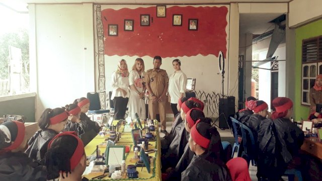 Pelatihan Tata Rias yang diselenggarakan Pemerintah Desa Parenring, Kabupaten Soppeng, Selasa (20/08/2019).