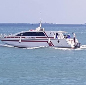 Ambulance Laut Pemprov Sulsel Evakuasi Pasien Dari Pulau Sabutung Pangkep