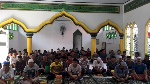 Puluhan warga binaan Rutan Klas II Watansoppeng sedang belajar membaca Al-Quran, Selasa (27/08/2019).