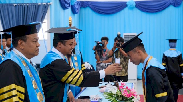 Wisuda angkatan pertama Politeknik Kelautan dan Perikanan Kabupaten Bone, Selasa (27/08/2019).