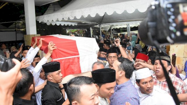 Jenazah Ichsan Yasin Limpo tiba di zrumah Duka, Jalan Haji Bau Makassar, Rabu (31/07/2019) malam.