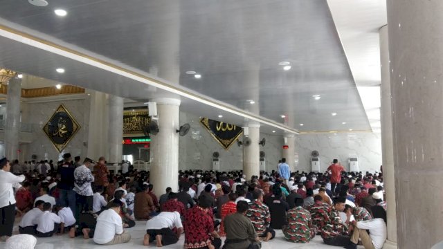 Suasana Masjid Agung Syekh Yusuf Gowa saat salat jenazah Ichsan Yasin Limpo, Kamis (01/08/2019).