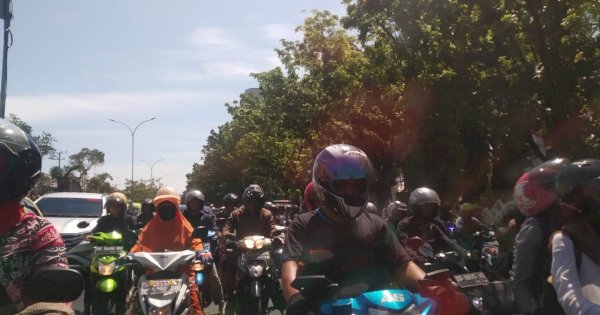 Ribuan Warga Iringi Jenazah Ichsan YL ke Pemakaman