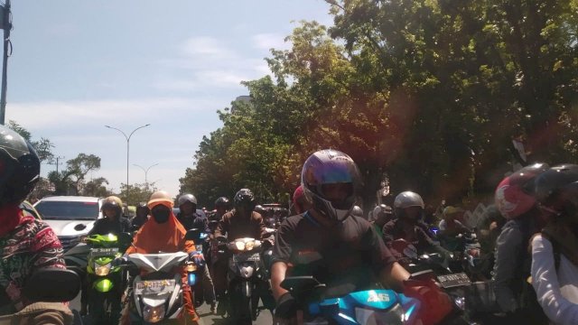 Iring-iringan warga mengantar jenazah Ichsan Yasin Limpo ke tempat peristirahatan terakhir, Kamis (01/08/2019).