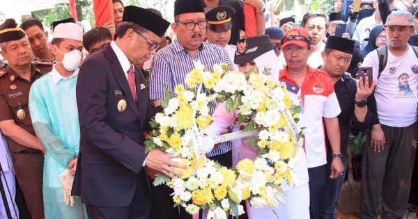 Nurdin Abdullah Pimpin Prosesi Pemakaman Ichsan YL