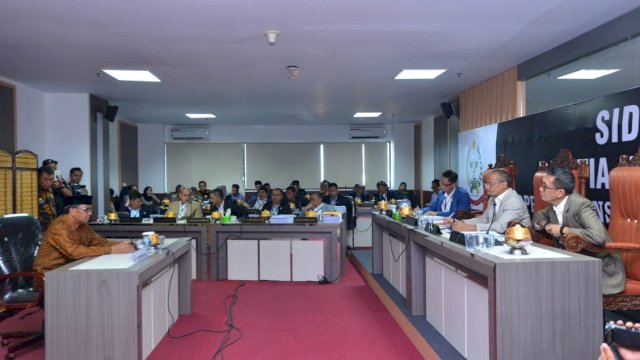 Gubernur Sulsel Prof. Nurdin Abdullah menghadiri sidang pansus hak angket di Lantai 8 Gedung DPRD Sulsel, Kamis (01/08/2019).