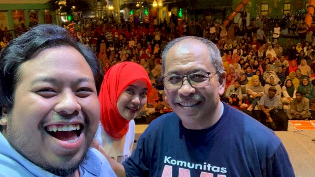 Ilham Arief Sirajuddin bersama Istrinya Aliyah Mustika dan Putra Sulungnya Amirul Yamin Ramadhansyah berswafoto dengan ribuan tim dan simpatisan, di Trans Studio Mall Makassar, Jumat (02/08/2019).