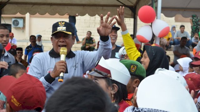 Bupati Soppeng Andi Kaswadi Razak bersama ratusan murid SD, SMP, dan SMA pada peringatan Hari Anak Nasional 2019, Jumat (02/08/2019).