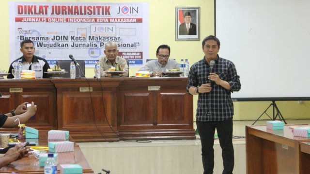 Syamsu Rizal (Deng Ical) menjadi narasumber di Diklar Jurnalistik JOIN Makassar, Sabtu (03/08/2019).