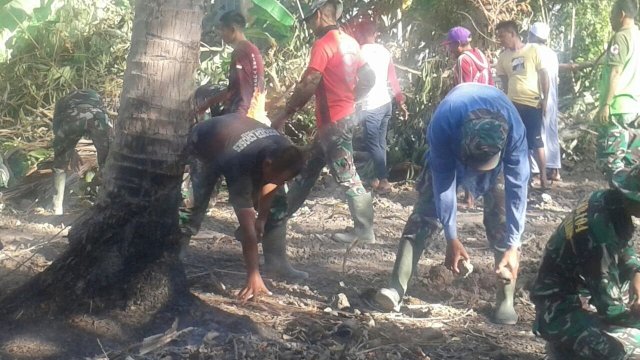 Pembangunan jalan pemukiman di Desa Mattiro Ade, Kecamatan Patampanua, Kabupaten Pinrang oleh personel TMMD bersama warga, Sabtu (03/08/2019).